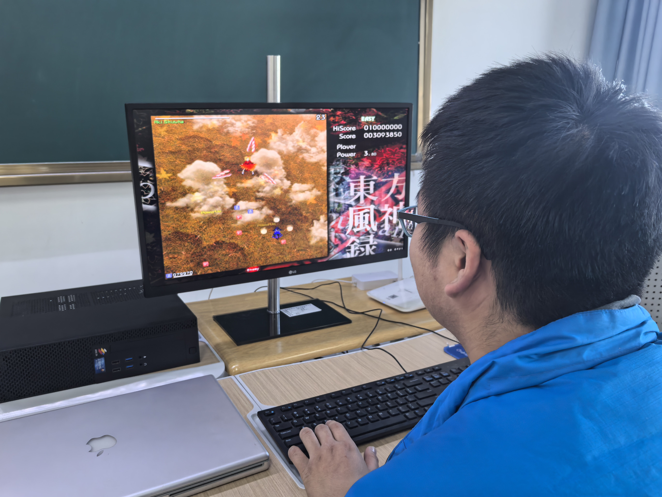 安同校园行兰州大学站：兰大开源社区同学在龙芯 3A6000 台式机上游玩《东方 Project》系列游戏